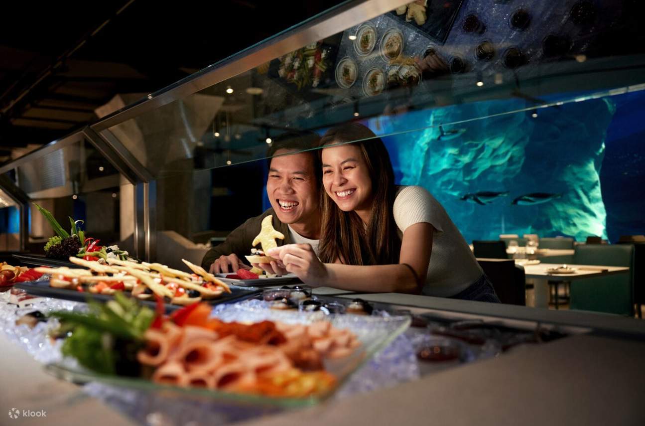 cặp đôi đang xem đồ ăn